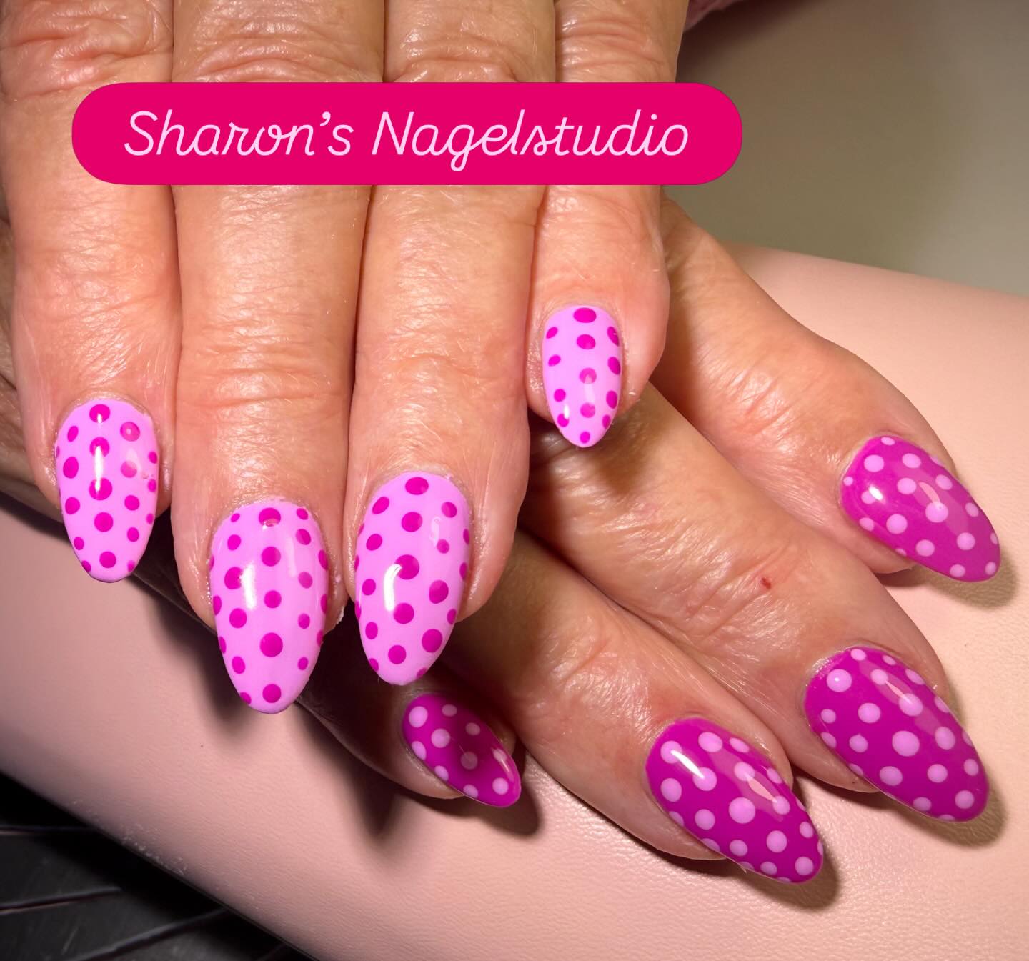 Roze gelnagels met polkadots