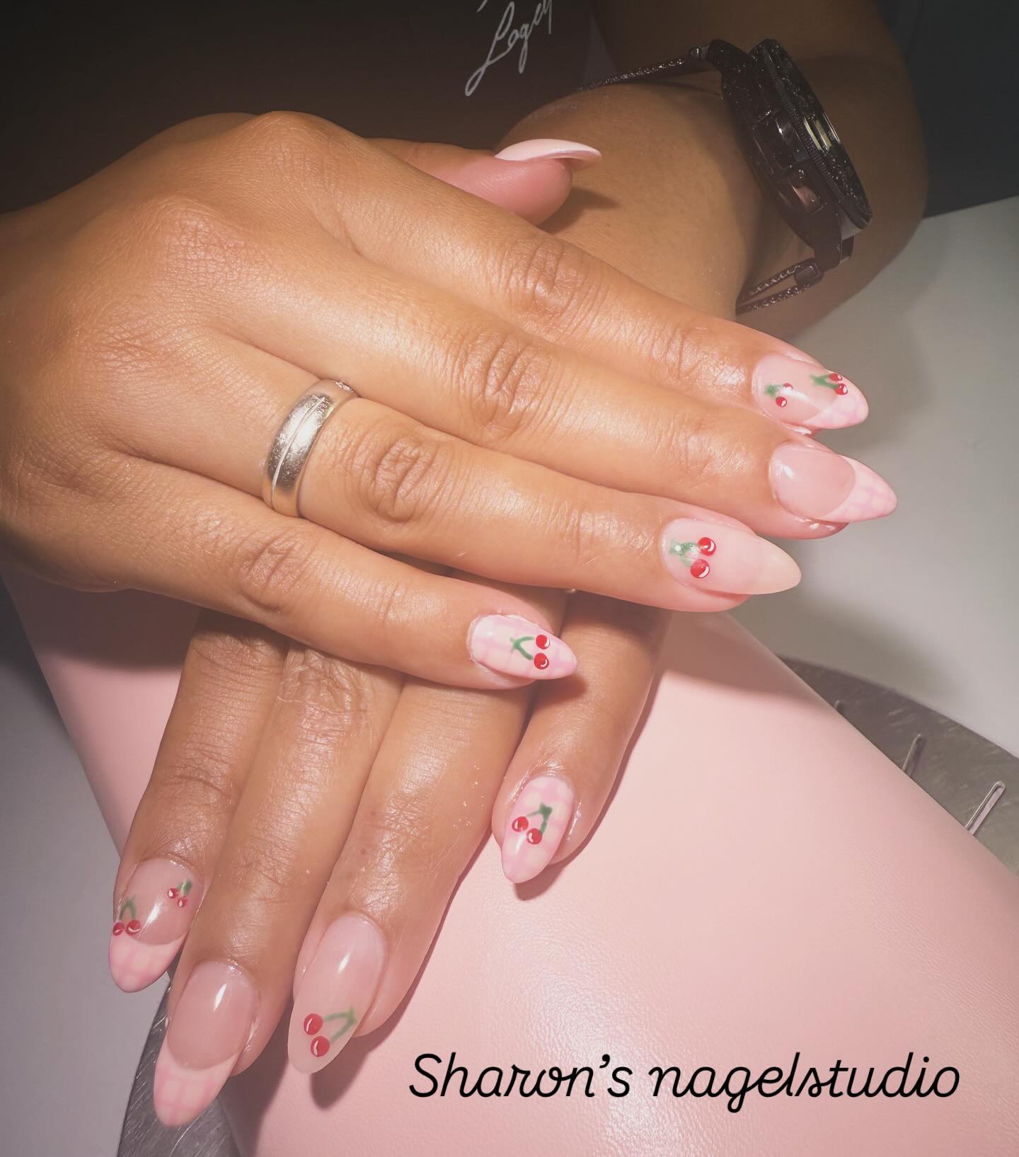 Nailart met kersen op French nagels