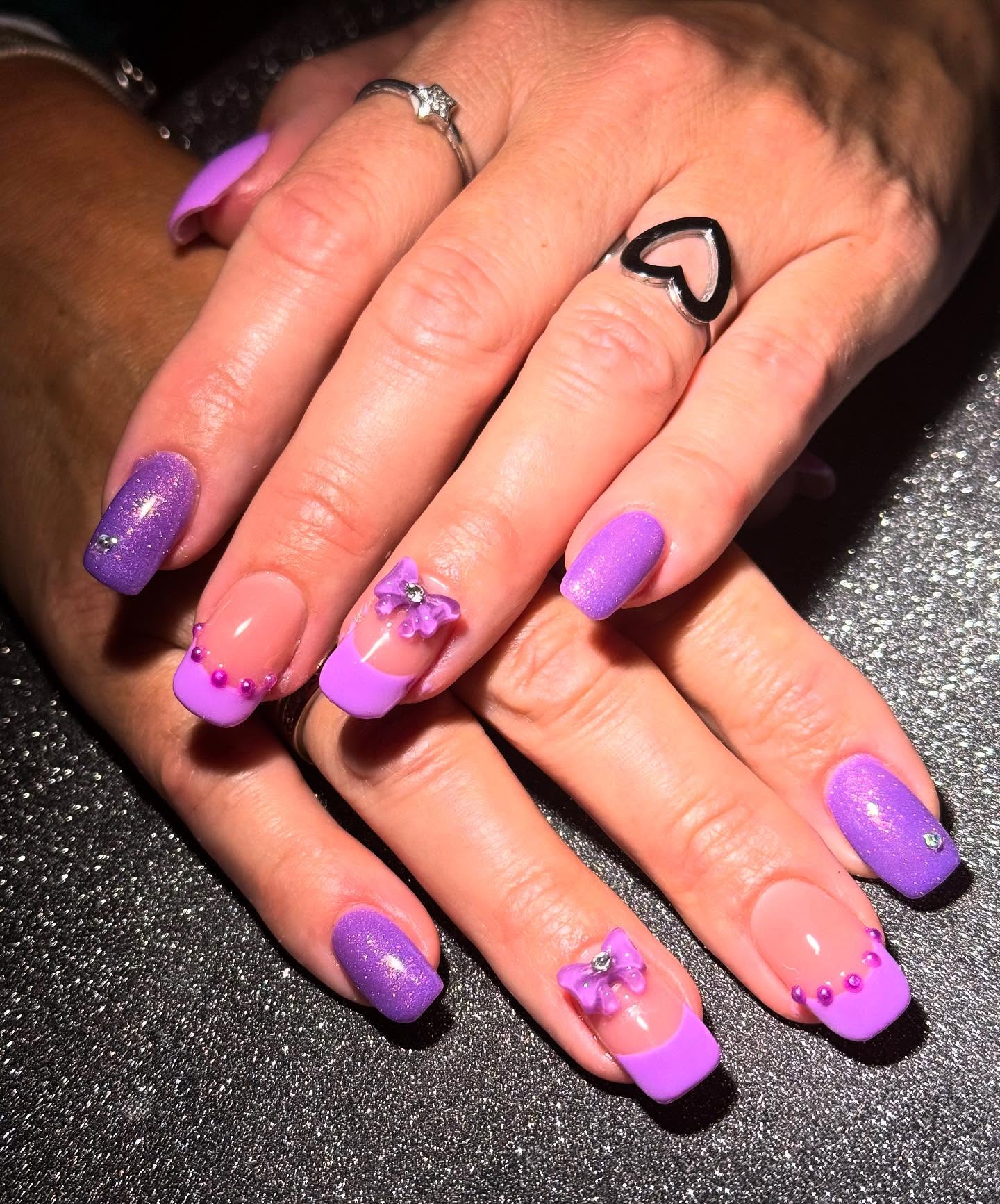 Paarse nagels met strikjes en glitter