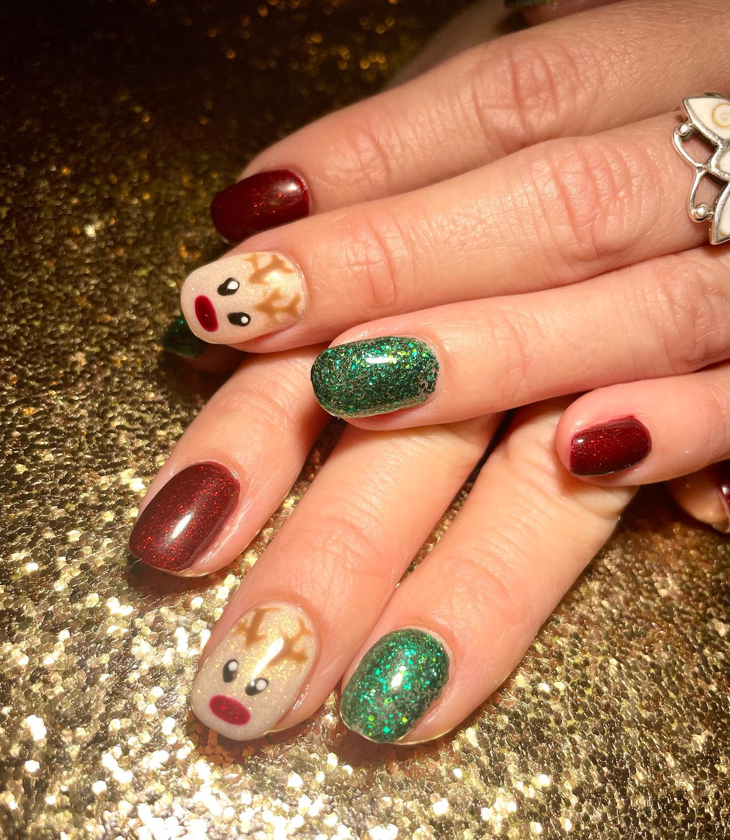 Kerstnagels met rendieren en groene glitter