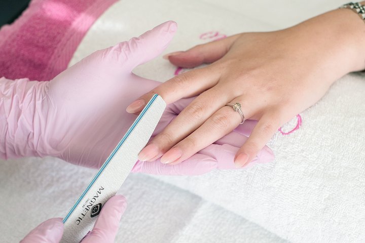 Sharon vijlt de nagels van een klant