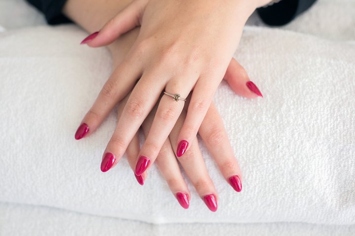 Rode gellak nagels op een witte handdoek