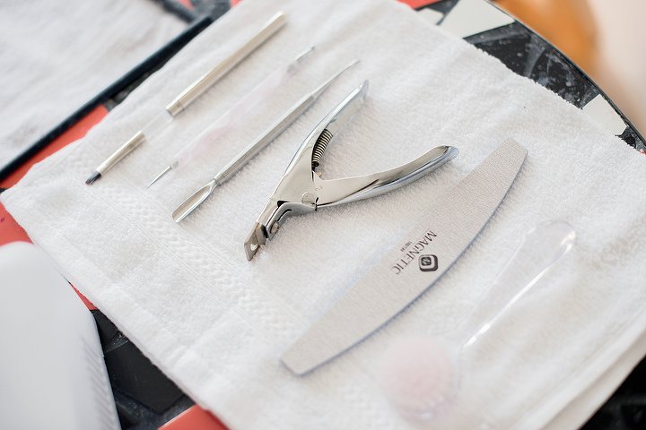 Manicure gereedschap op een handdoek